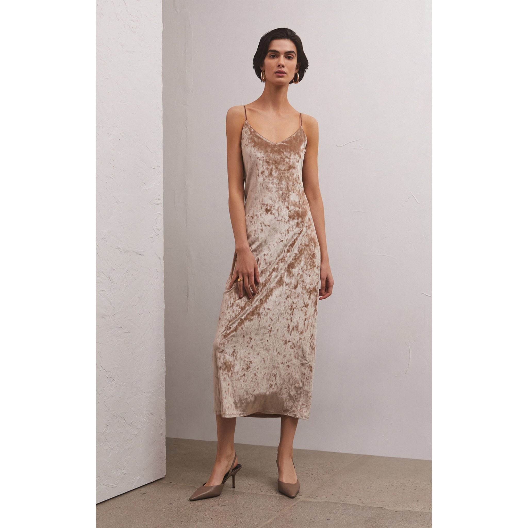 Model wearing Z Supply Selina Crushed Velvet Dress in Moonlit with beige pumps